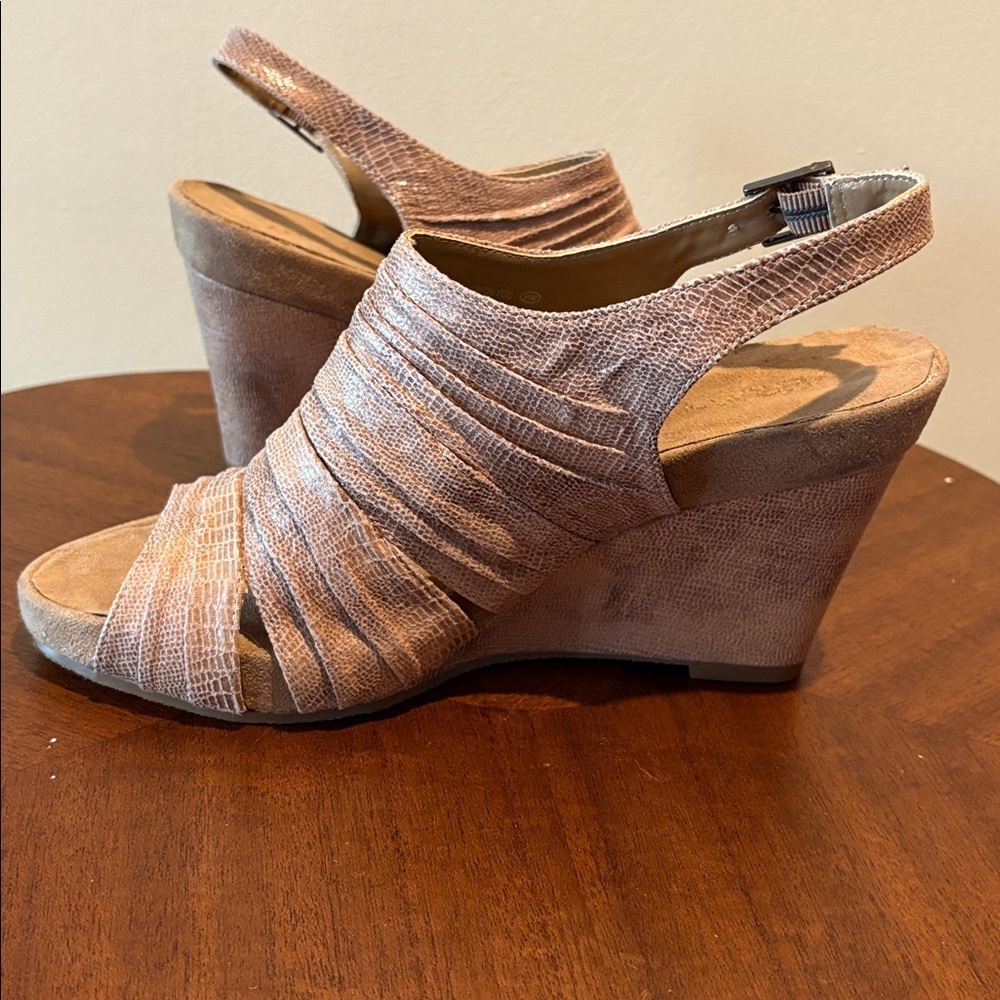 Aerosoles  open toe sling back shoe/wedge heel  tan sparkly leather/suede size 9 - Picture 3 of 14